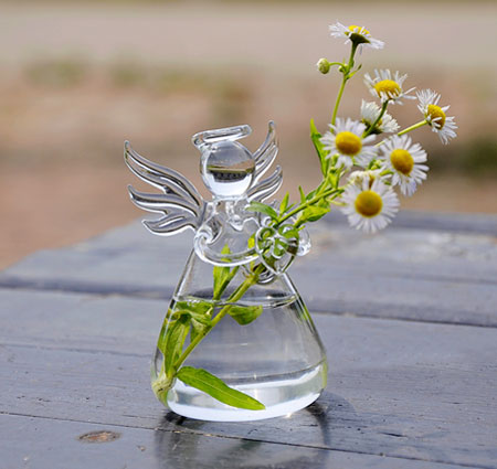 Ángel sosteniendo flores jarrones de vidrio soplado a mano
